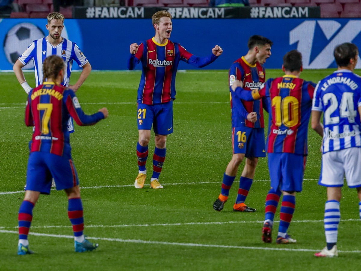 Frenkie de Jong, Lionel Messi a ďalší oslavujú gól Barcelony