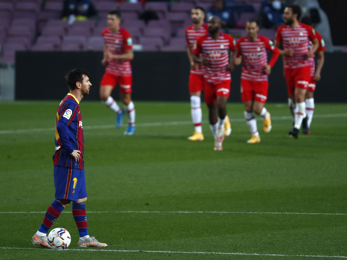 Frustrovaný Lionel Messi a oslavujúci hráči Granady