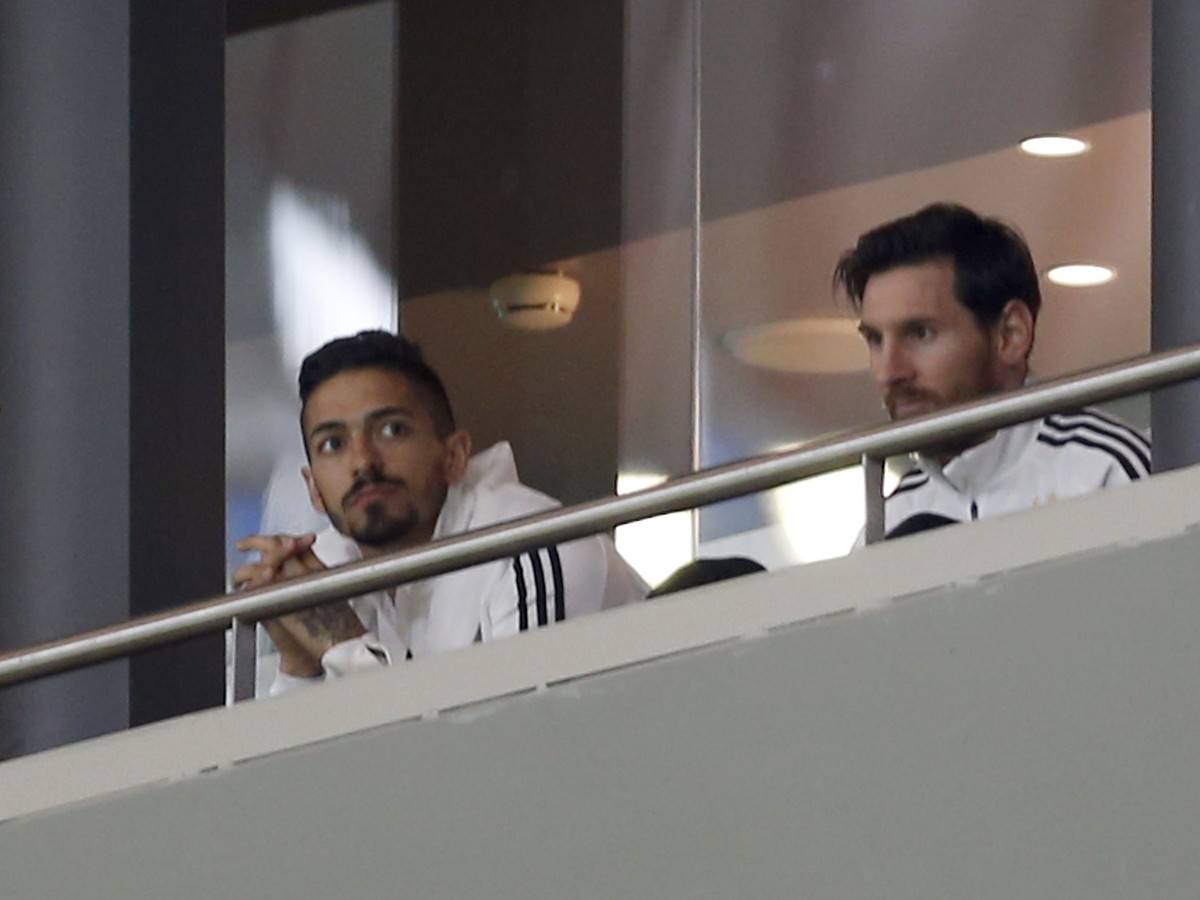 Lionel Messi sleduje súboj Argentíny so Španielskom 