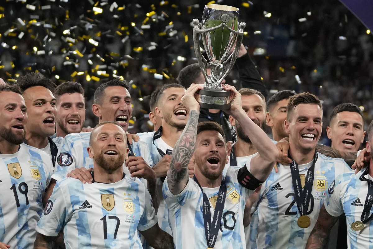 Lionel Messi dvíha nad hlavu trofej po výhre v zápase tretej edície oficiálneho súboja úradujúcich majstrov Európy a Južnej Ameriky Taliansko - Argentína na londýnskom štadióne Wembley