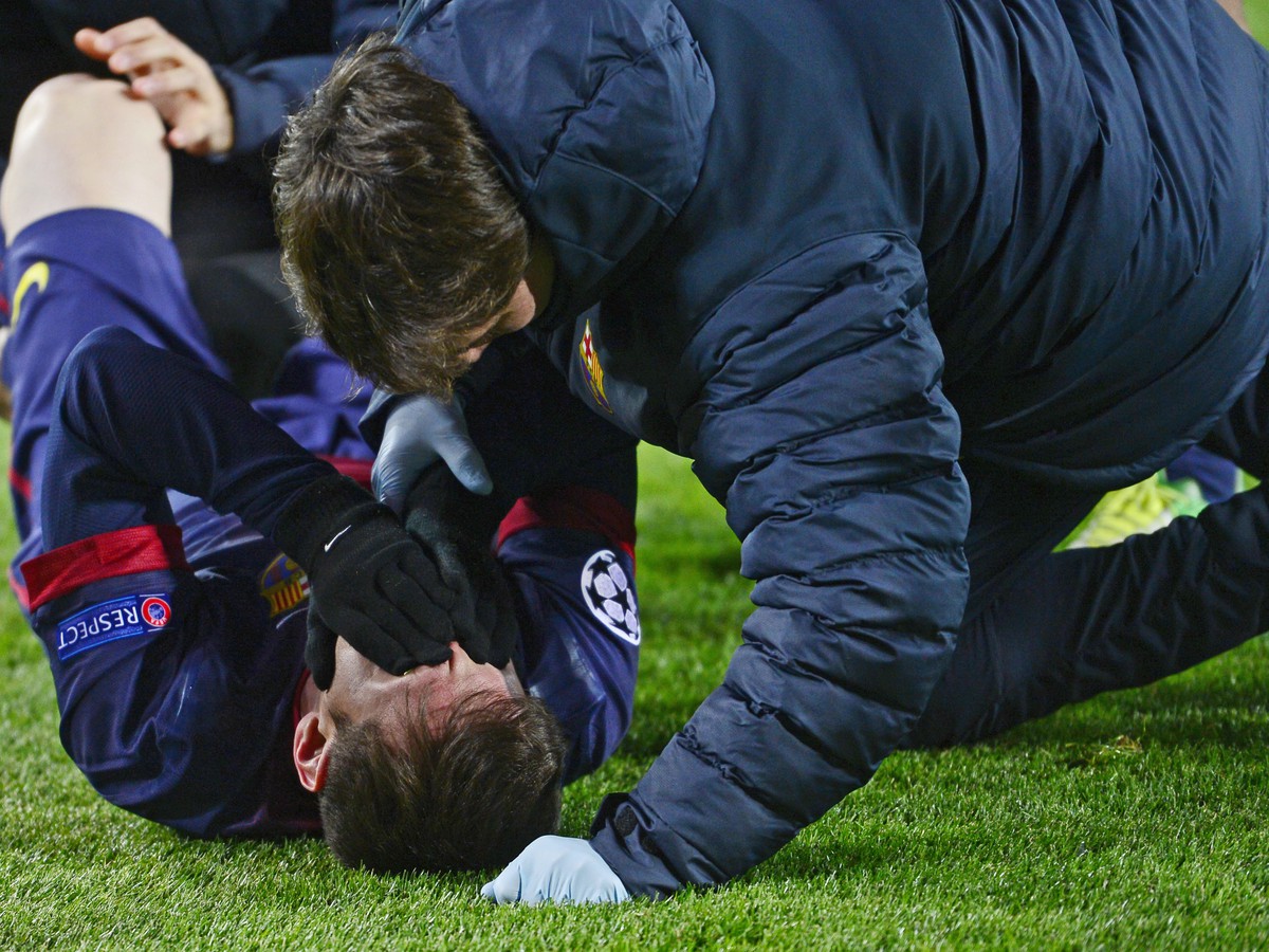 Lionel Messi sa zvíja v bolestiach