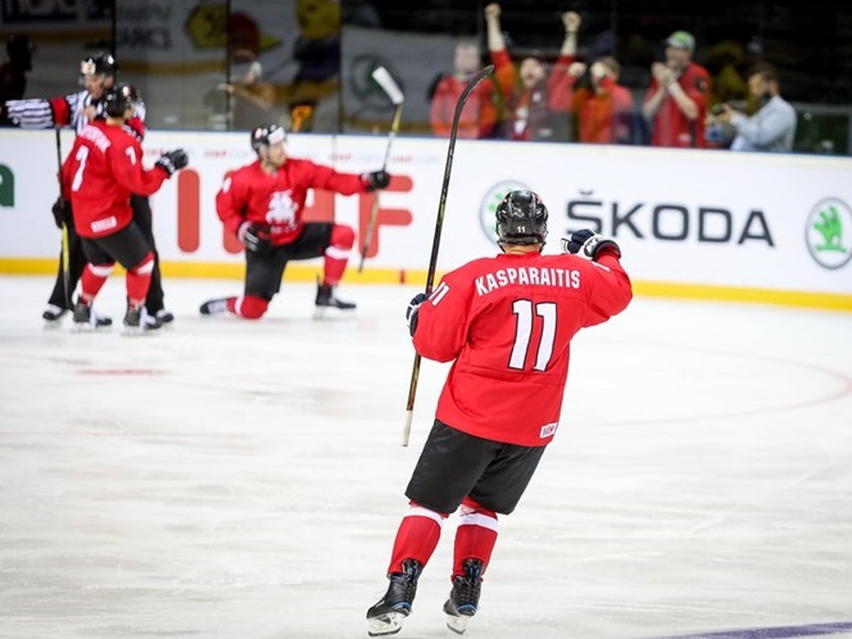 Darius Kasparaitis (11) a jeho gólové oslavy s hokejistami Litvy