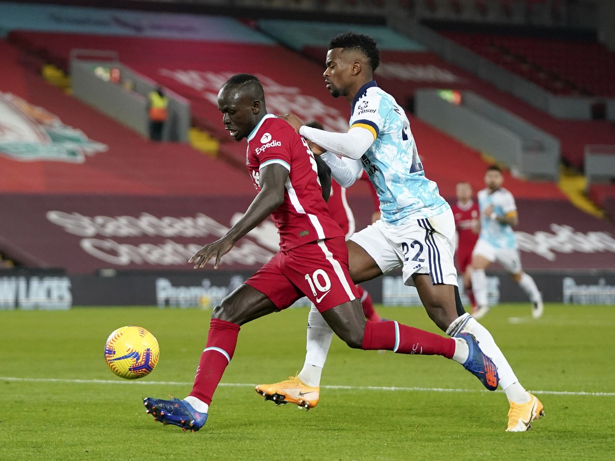 Nelson Semedo a Sadio Mané v súboji o loptu
