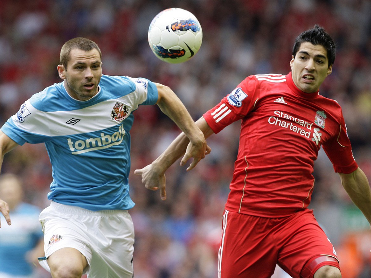 Luis Suarez v súboji s Philom Bardsleyem
