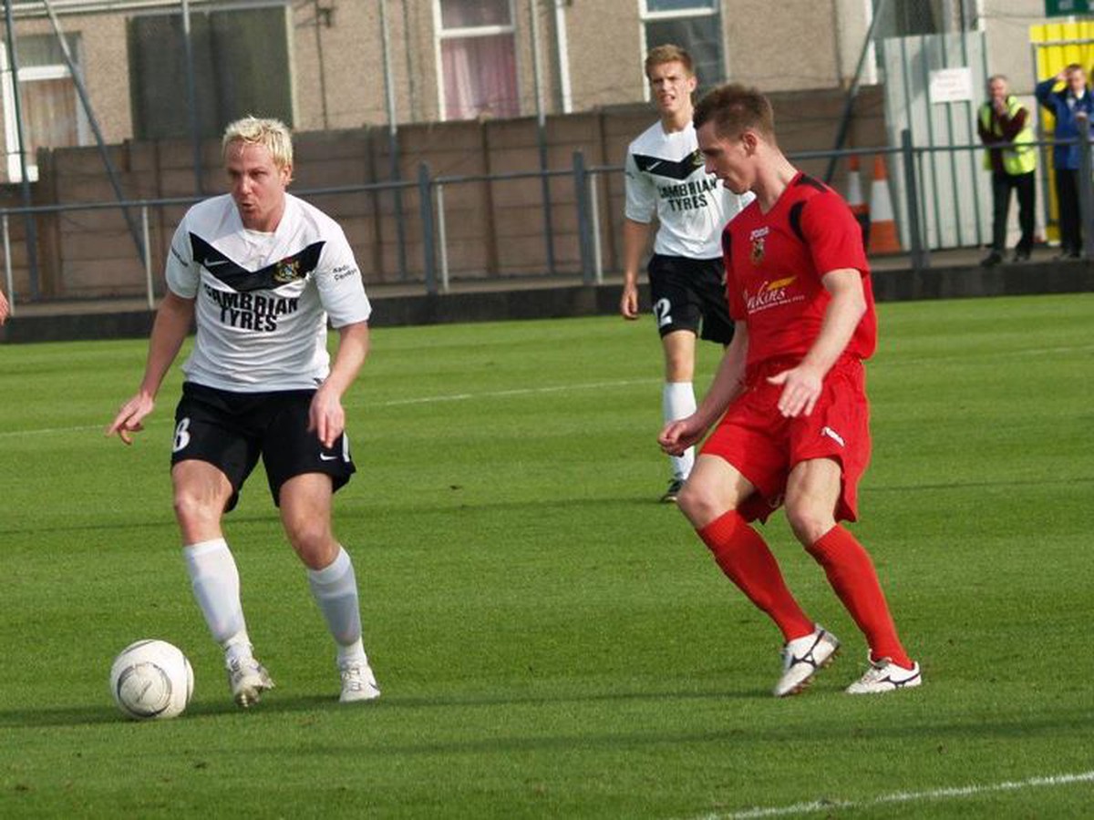 Hráči Llanelli (v červenom) v domácom ligovom vystúpení proti Aberystwythu (8.10.)