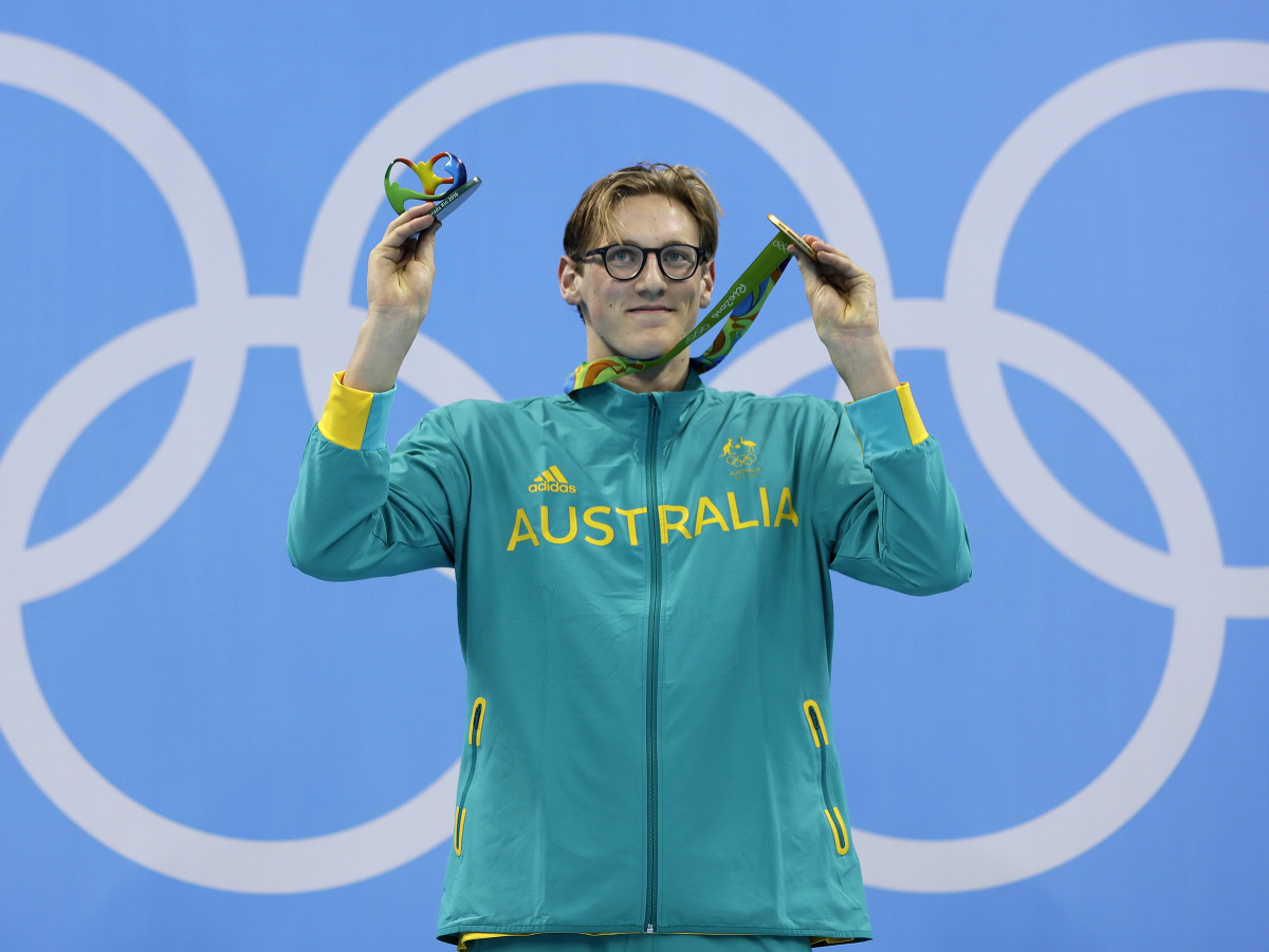 Na archívnej snímke zo 7. augusta 2016 austrálsky plavec Mack Horton pózuje na pódiu po zisku zlatej olympijskej medaily v pretekoch na 400 m voľný spôsob na OH v Riu de Janeiro