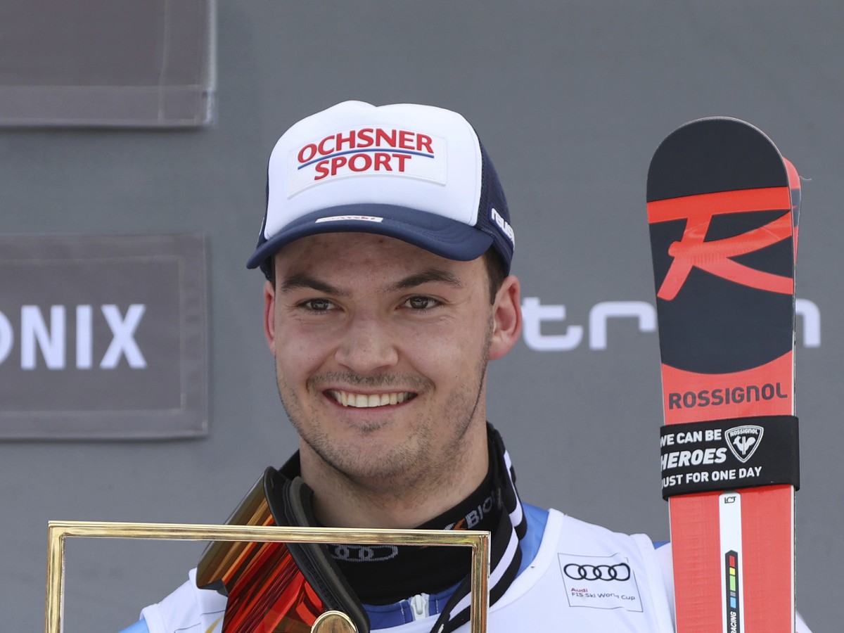 Švajčiarsky lyžiar Loic Meillard pózuje na pódiu po víťazstve v nedelňajšom paralelnom obrovskom slalome