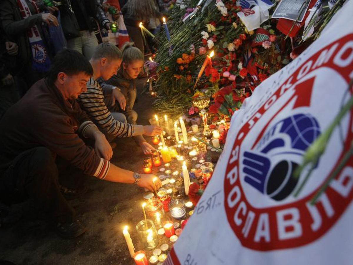 Rozlúčka s obeťami tragédie pred štadiónom Lokomotivu