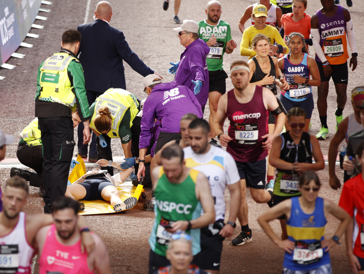 Muž, ktorý skolaboval na maratóne v Londýne, zomrel