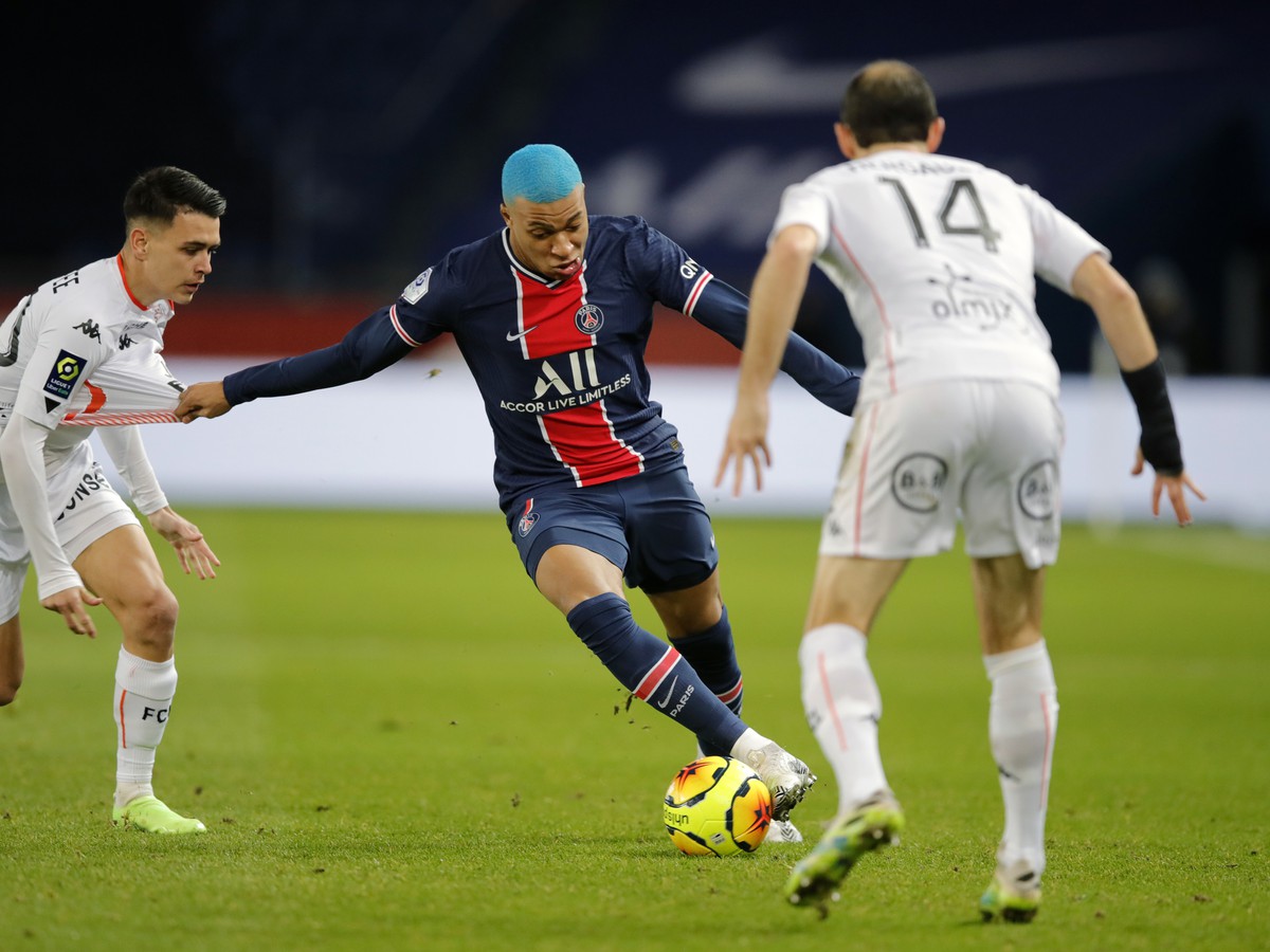 Hráči Lorientu bránia Kyliana Mbappého