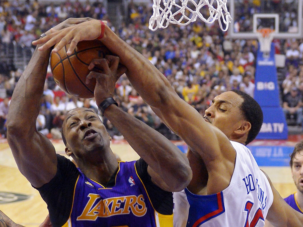 Dwight Howard a Ryan Hollins