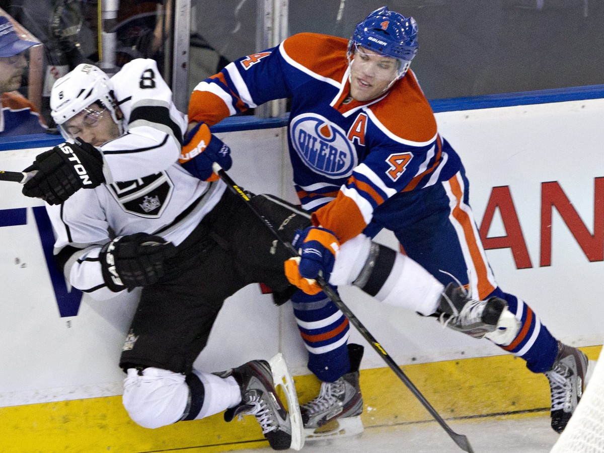 Taylor Hall v súboji s Drew Doughtym