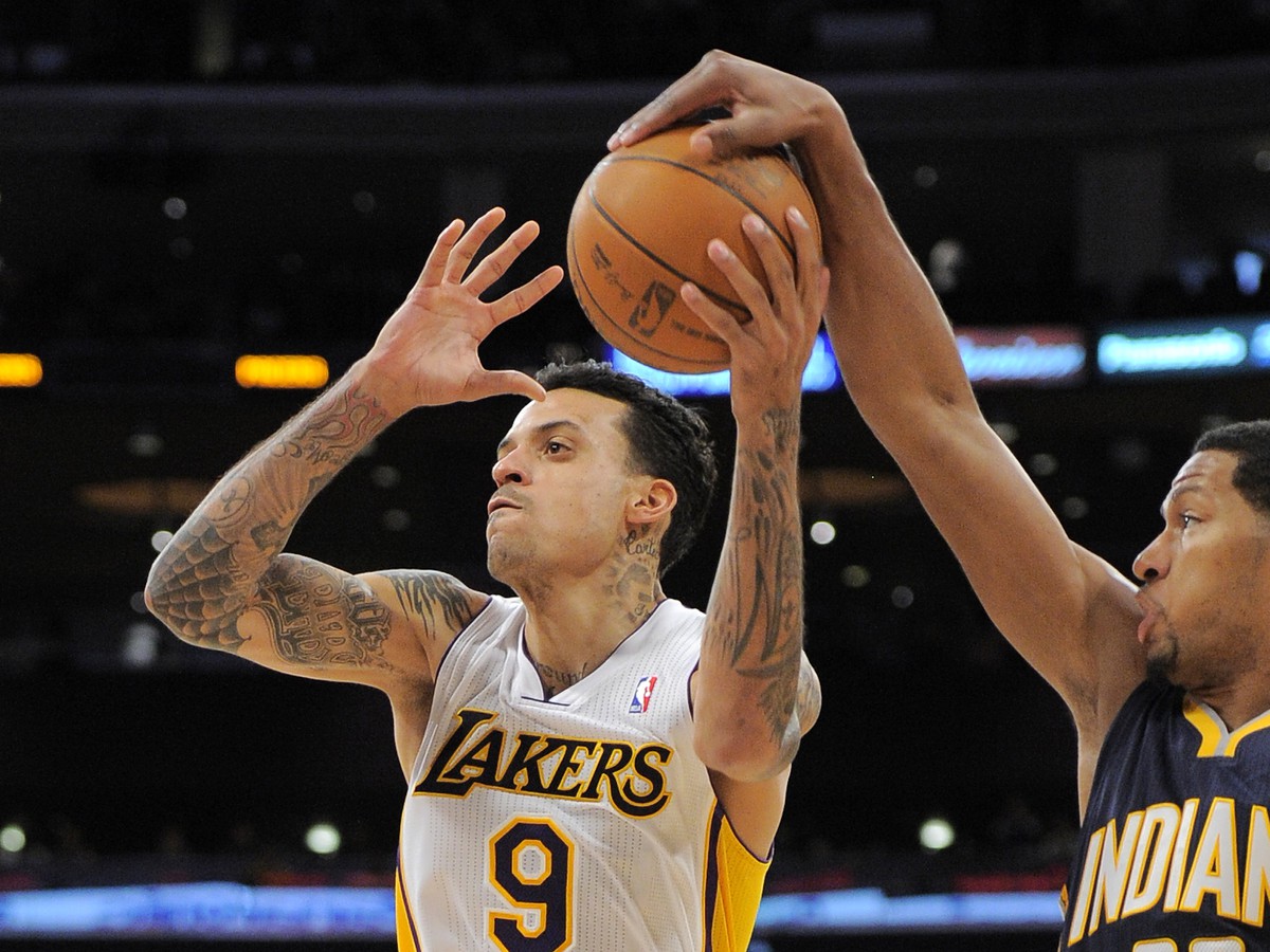 Danny Granger blokuje Matta Barnesa z LA Lakers