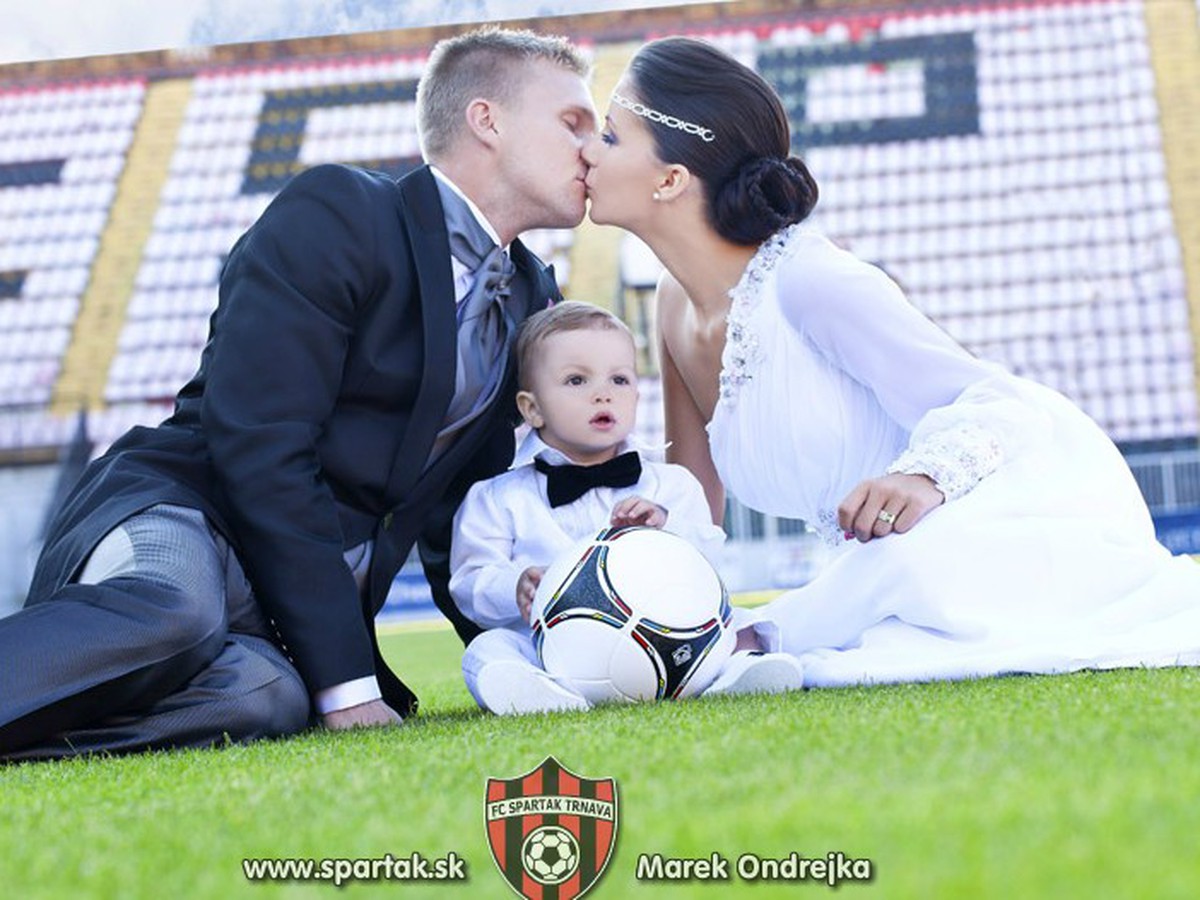 Ľuboš Hanzel so svojou manželkou a synom na štadióne v Trnave