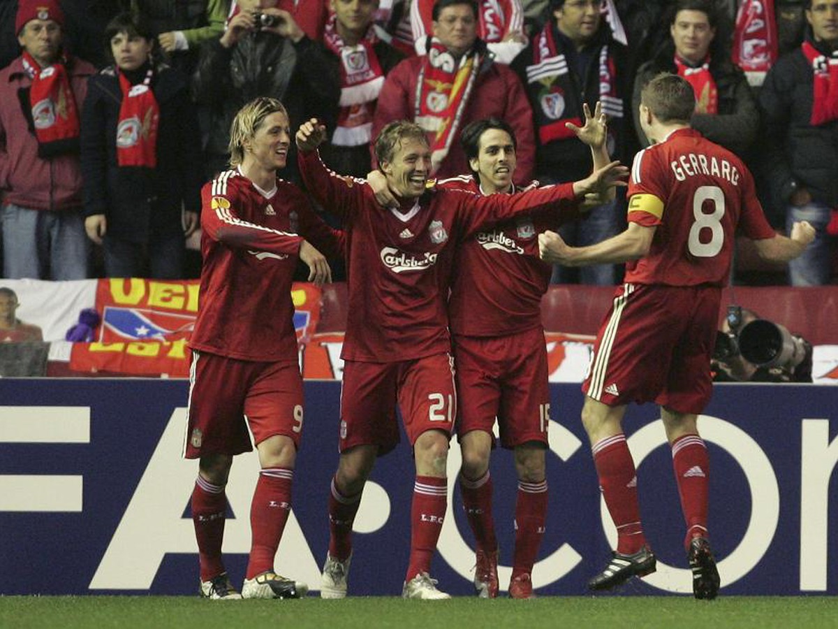 Hráči Liverpoolu po góle Lucasa