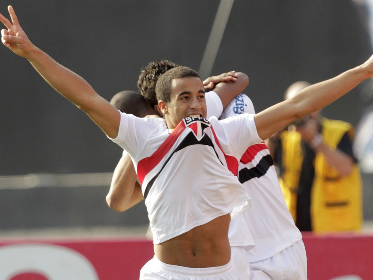 Lucas (Sao Paulo) oslavujúci gól do siete Atl.Mineiro - 7.9.2011