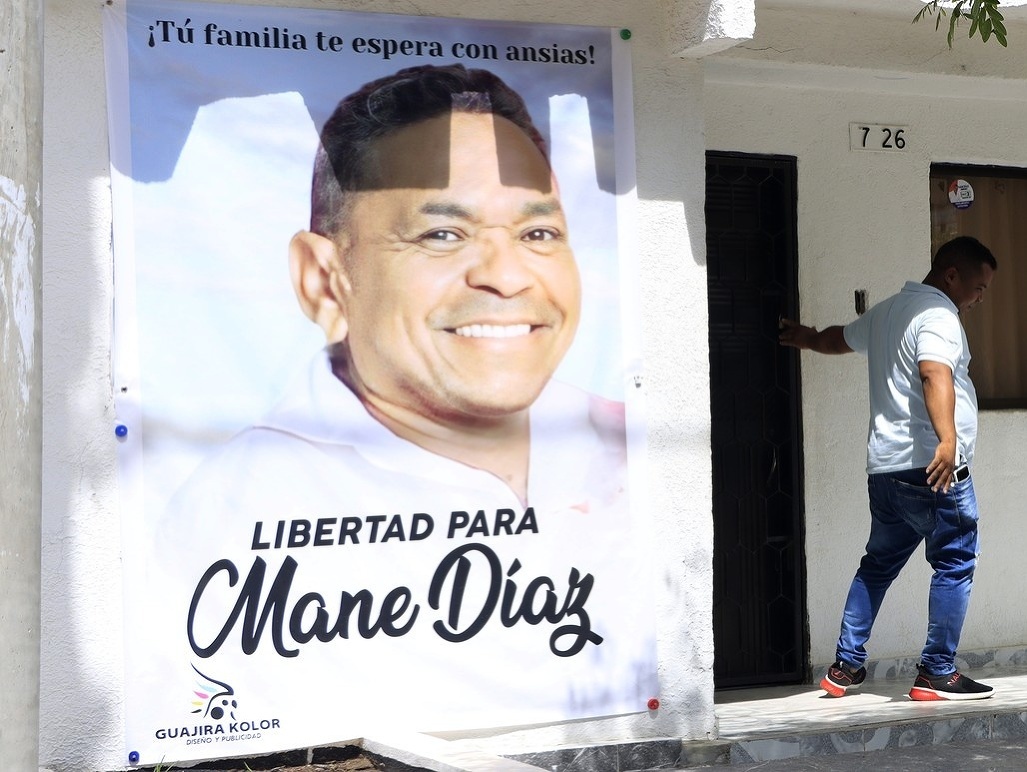 Na plagáte je otec Luisa Díaza