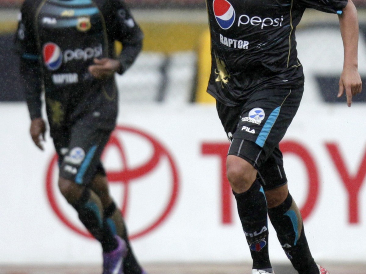 Úspešný strelec Dep. Quito Luis Checa (vpravo) po gólovom zásahu do siete uruguajského Def. Sporting v poslednom vystúpení na Copa Libertadores (10.4.)