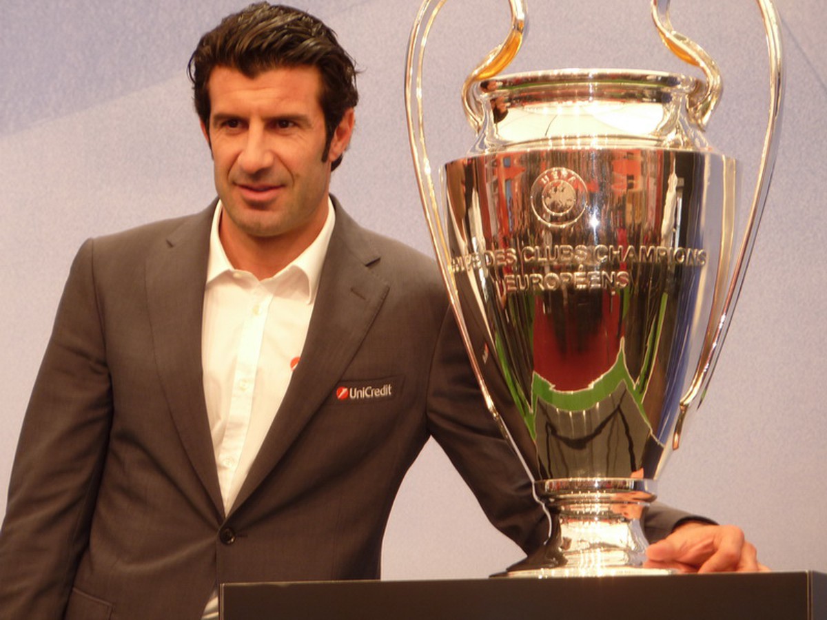 Luis Figo s trofejou pre víťaza LM