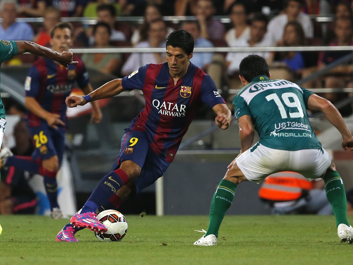 Luis Suárez sa pokúša preniknúť defenzívou Leónu