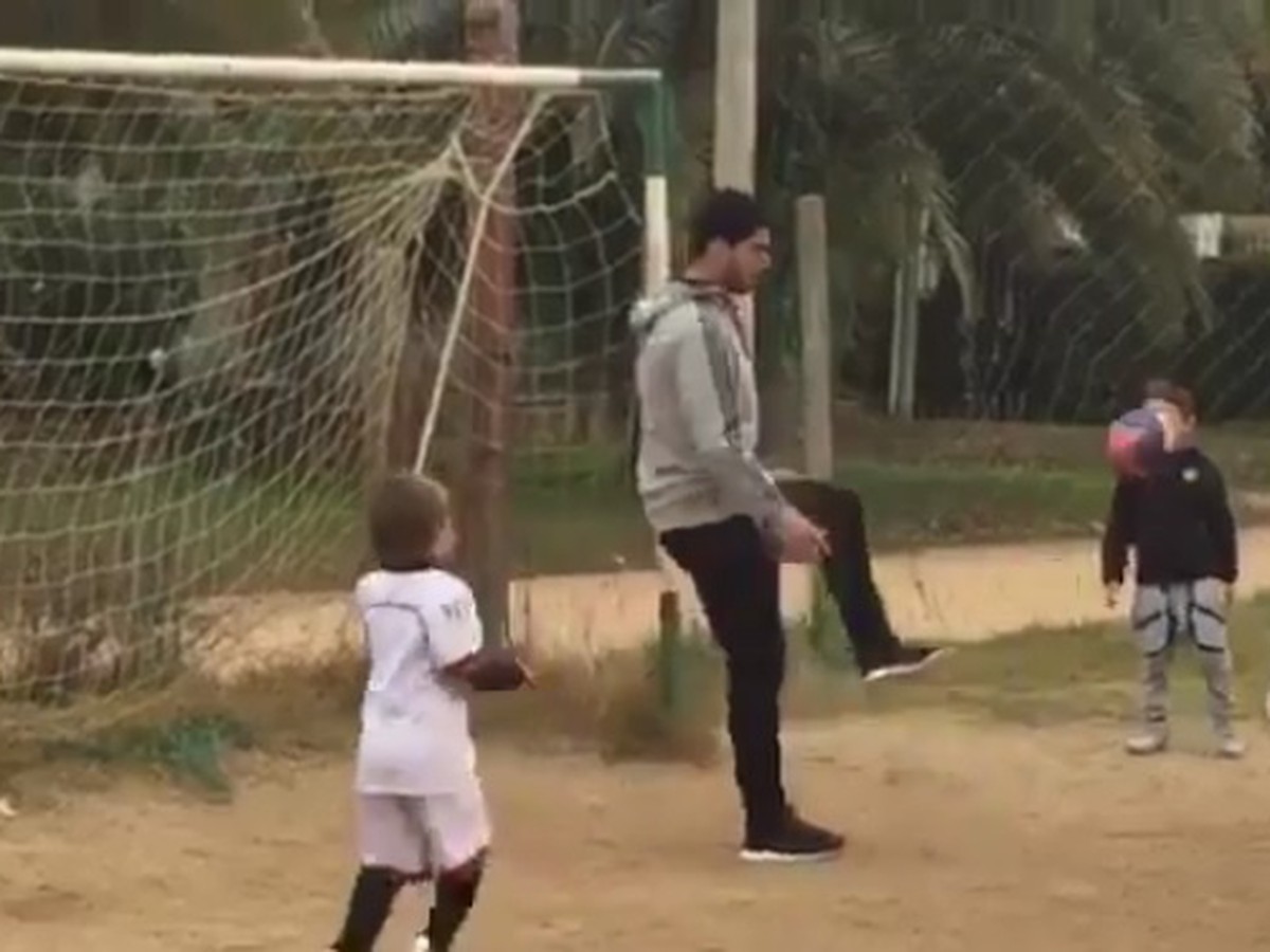 Luis Suárez venoval svoj čas deťom, ktoré hrali futbal