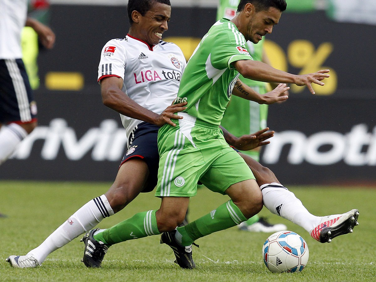 Luiz Gustavo a Josue v súboji Bayernu s Wolfsburgom