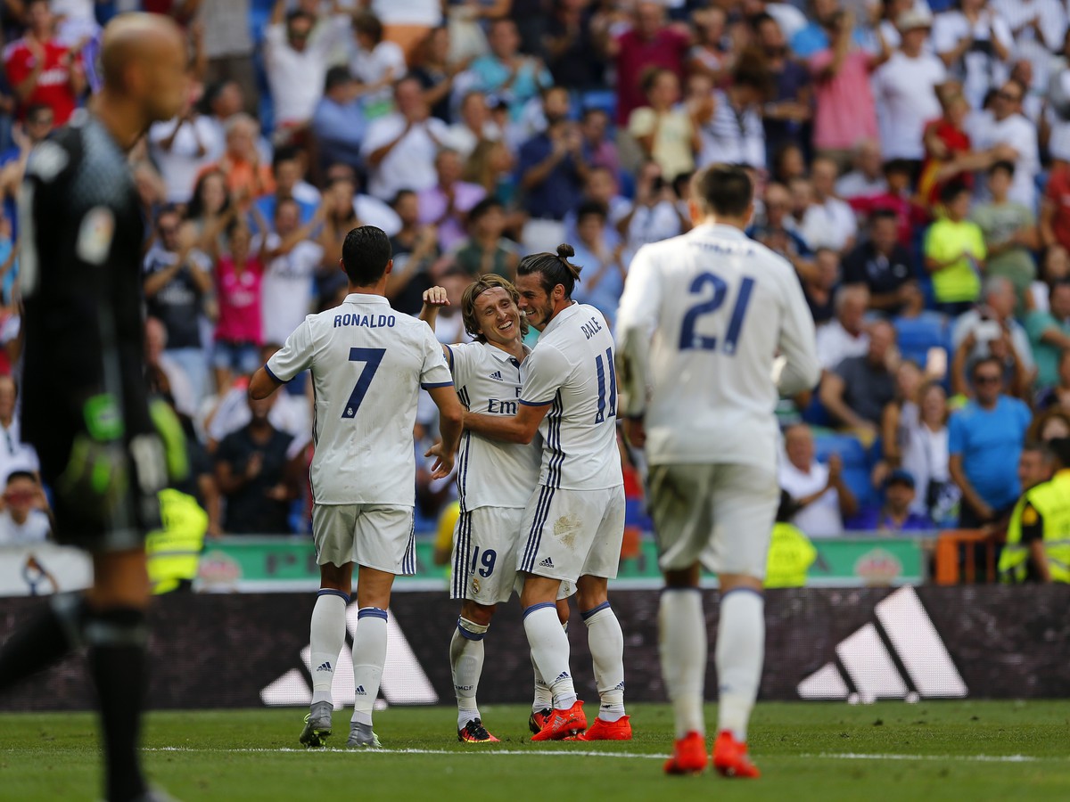 Luka Modrič so spoluhráčmi oslavuje gól Realu