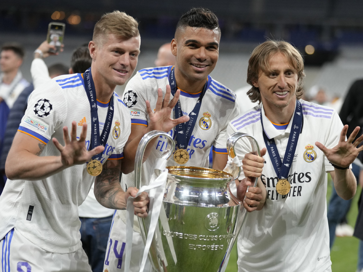 Toni Kroos, Casemiro a Luka Modrič s víťaznou trofejou