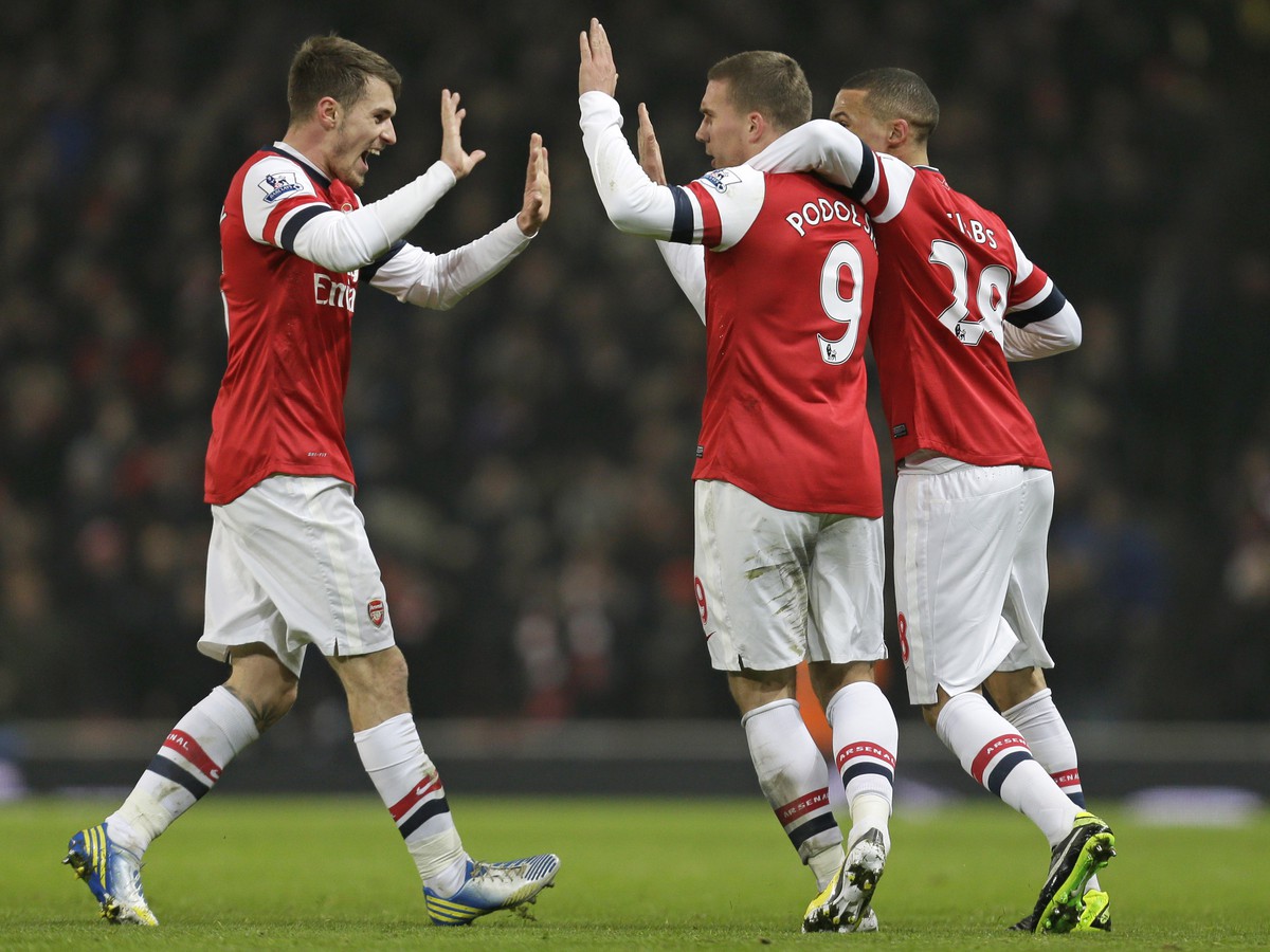 Lukas Podolski, Kieran Gibbs a Aaron Ramsey sa tešia z gólu