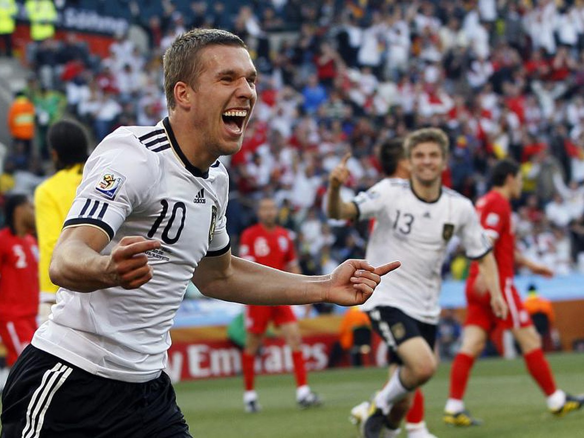 Lukas Podolski sa raduje po vstrelenom góle