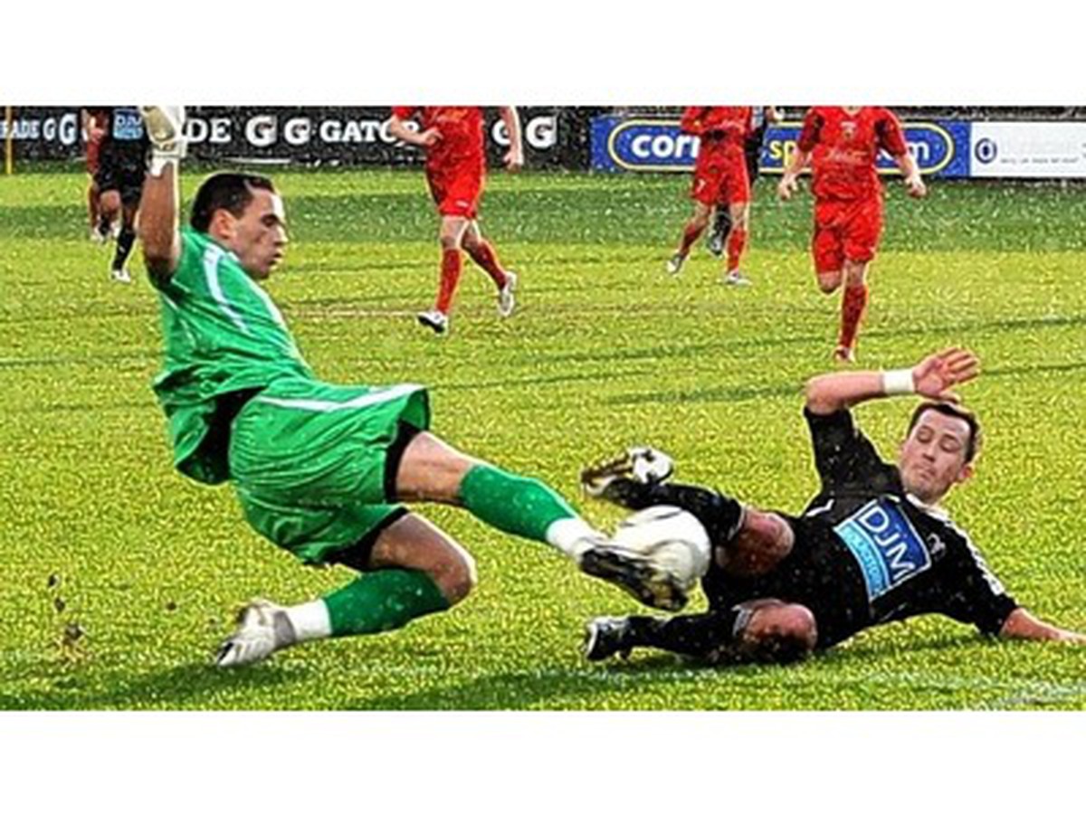 Najlepší strelec tímu Neath Luke Bowen (v čiernom) v ligovom stretnutí proti Llanelli (2.1.)