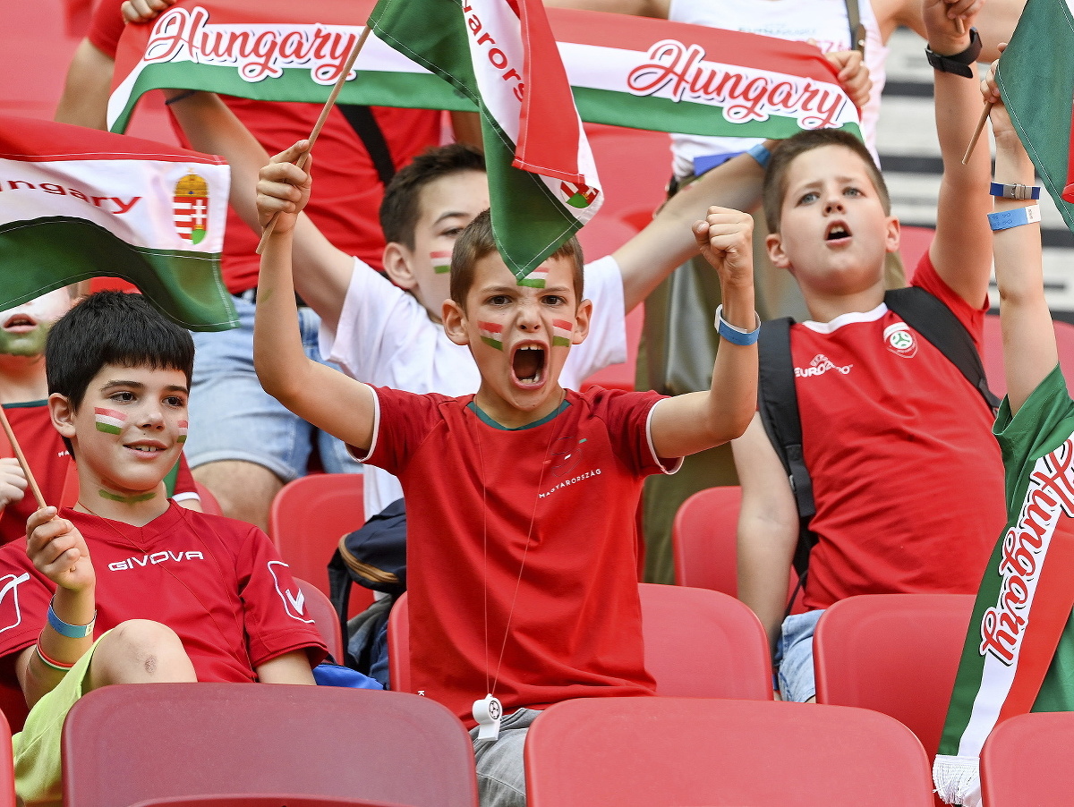 Zápas Maďarska s Anglickom poznačili ešte pred jeho výkopom domáci fanúšikovia. Tí totiž vypískali anglických hráčov, ktorí si pokľakli na vyjadrenie nesúhlasu s rasizmom. Nešlo o prvý takýto prípad.