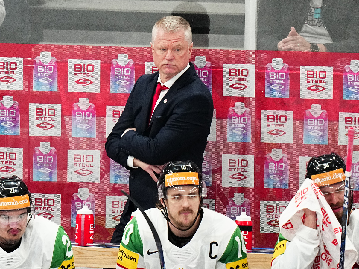 Tréner Kevin Constantine na lavičke Maďarska počas MS v hokeji 2023