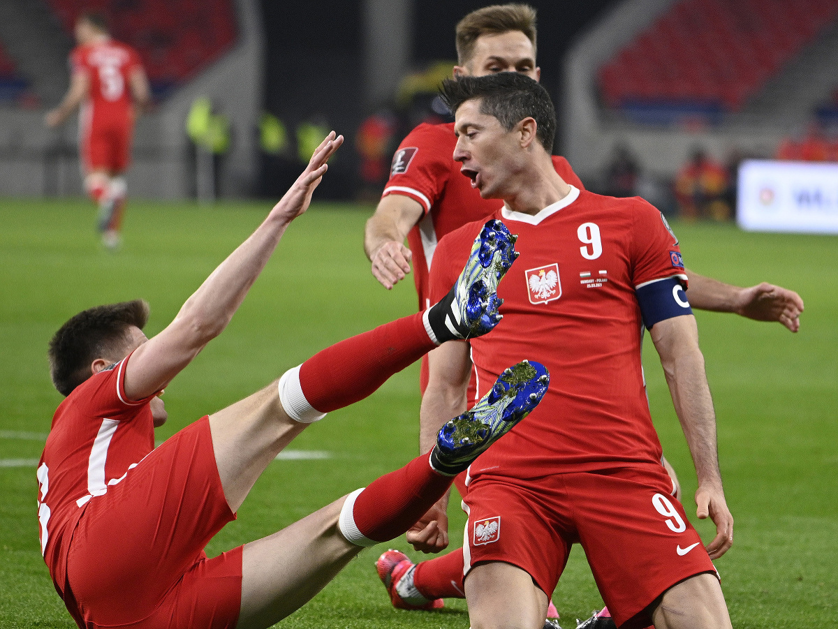 Robert Lewandowski oslavuje gól so spoluhráčmi