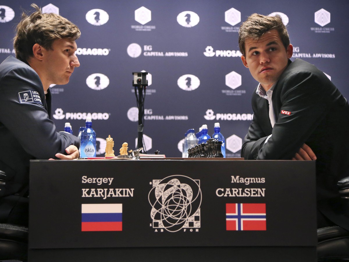 Nór Magnus Carlsen (vpravo) a Sergej Karjakin z Ruska počas zápasu o titul majstra sveta v šachu