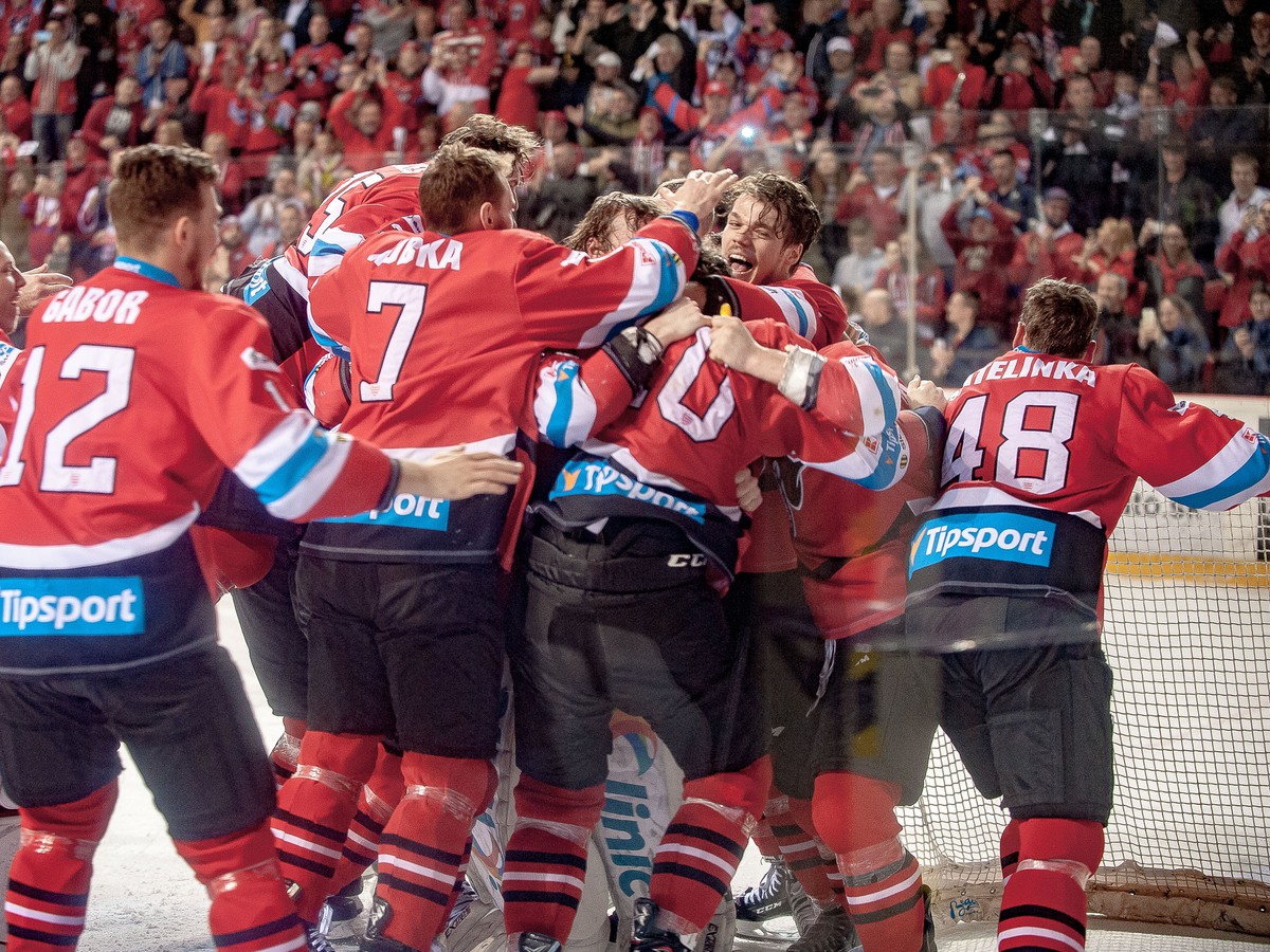 Hokejisti Banskej Bystrice oslavujú majstrovský titul z minulej sezóny