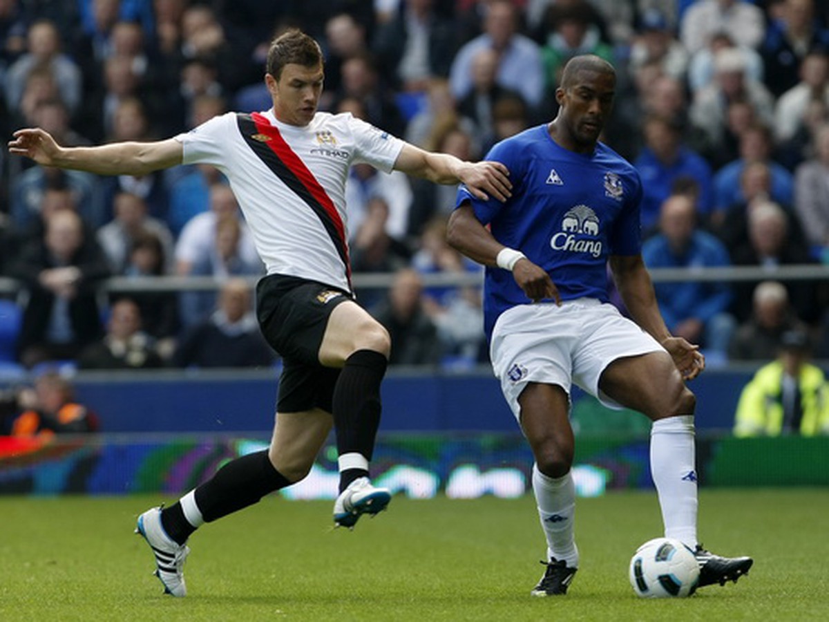 Edin Džeko a Sylvain Distin