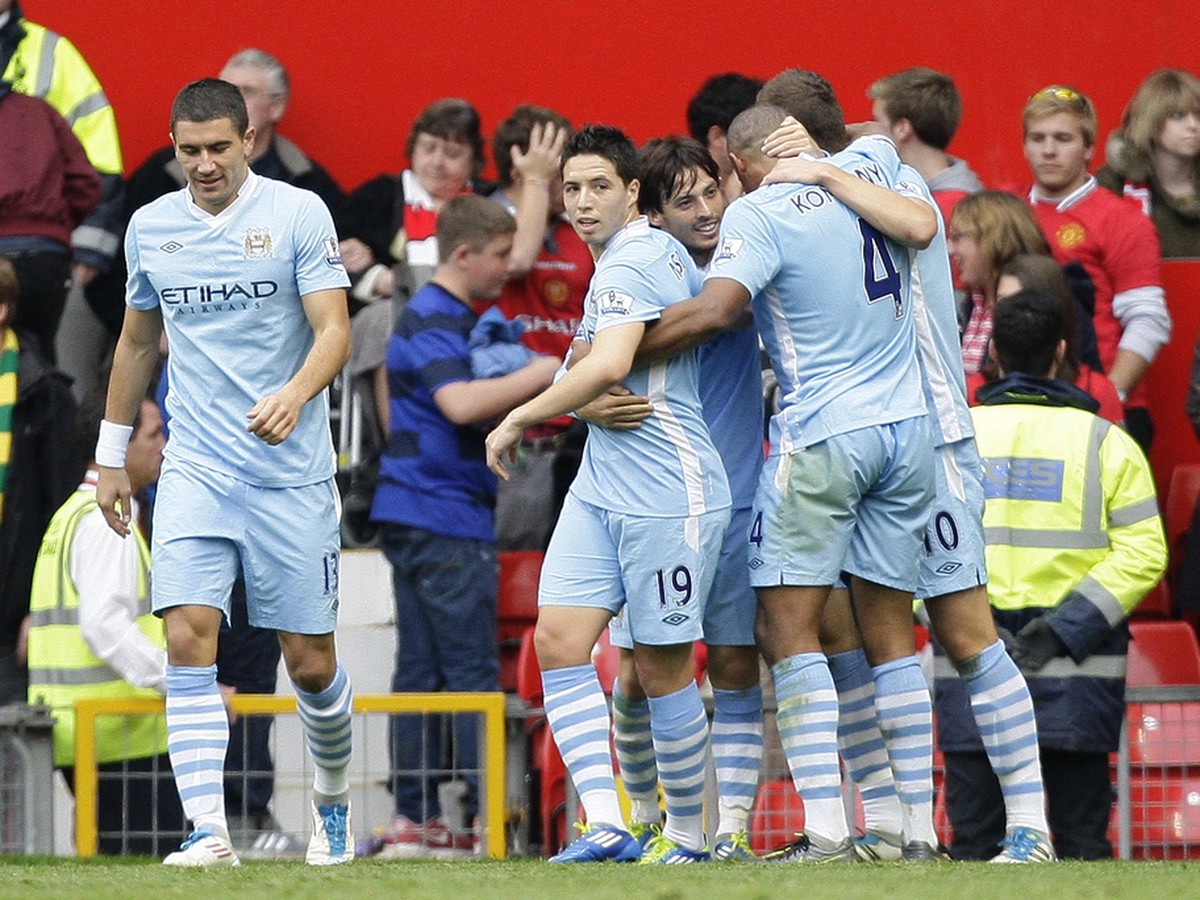 Radosť hráčov Manchestru City po góle Davida Silvu do siete mestského rivala United v anglickej Premier League(23.10.)