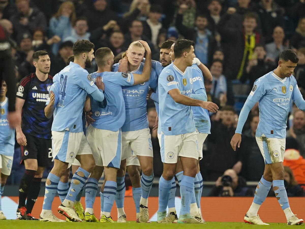 Hráči Manchesteru City oslavujú gól