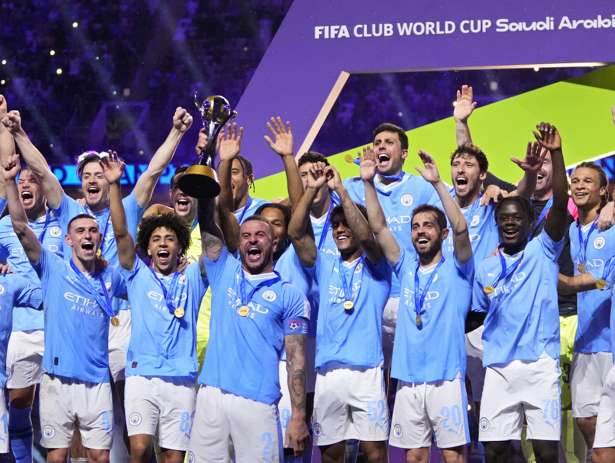 Futbalisti Manchestru City sa tešia po tom, čo sa stali premiérovými víťazmi MS klubov FIFA po finálovom zápase proti brazílskemu klubu Fluminense FC