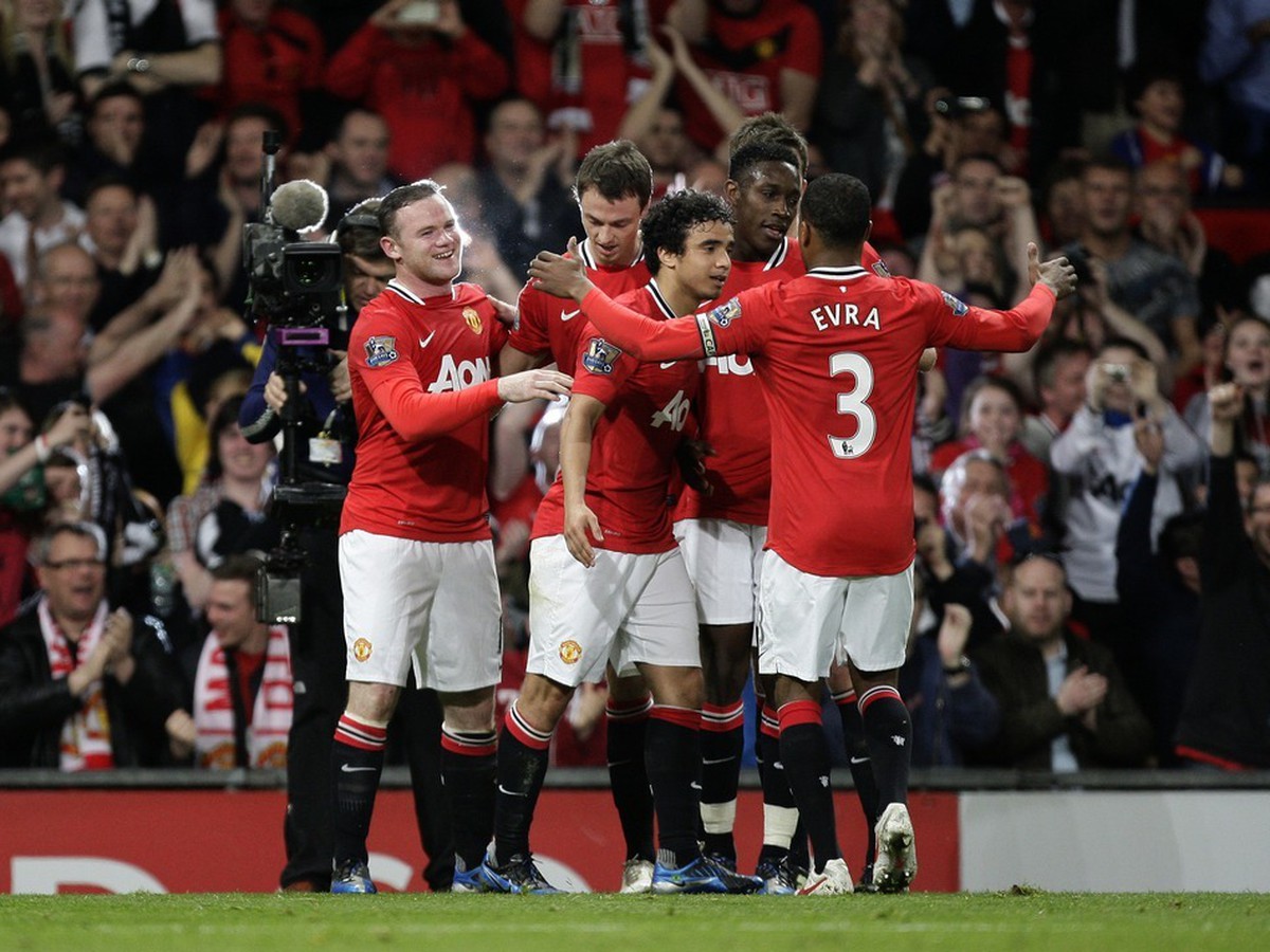 Kanonier United Wayne Rooney (prvý zľava) oslavujúci so spoluhráčmi svoj gól do siete Fulhamu v poslednom ligovom vystúpení (26.3.)