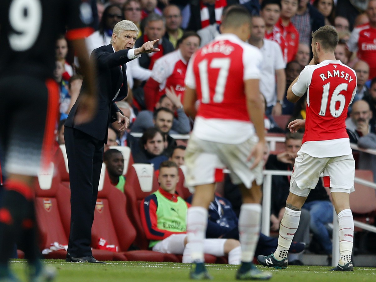 Arséne Wenger na lavičke Arsenalu dáva pokyny svojim zverencom
