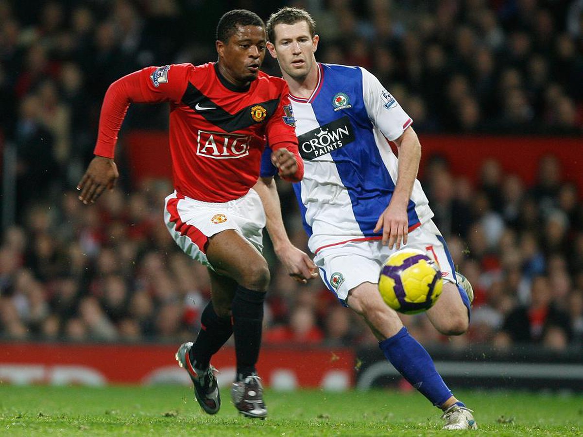Patrice Evra v súboji s Brettom Emertonom