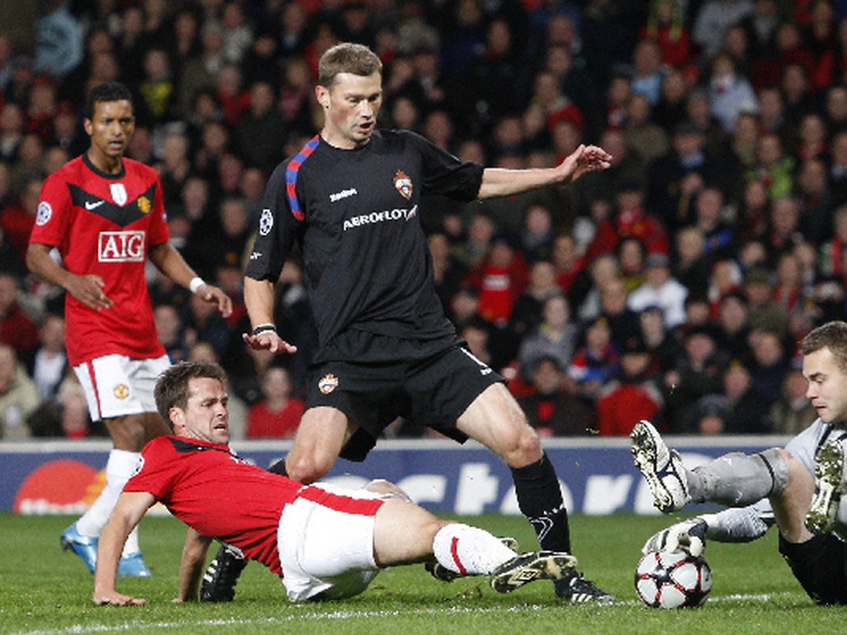 Michael Owen sa snaží prekonať Igora Akinfejeva