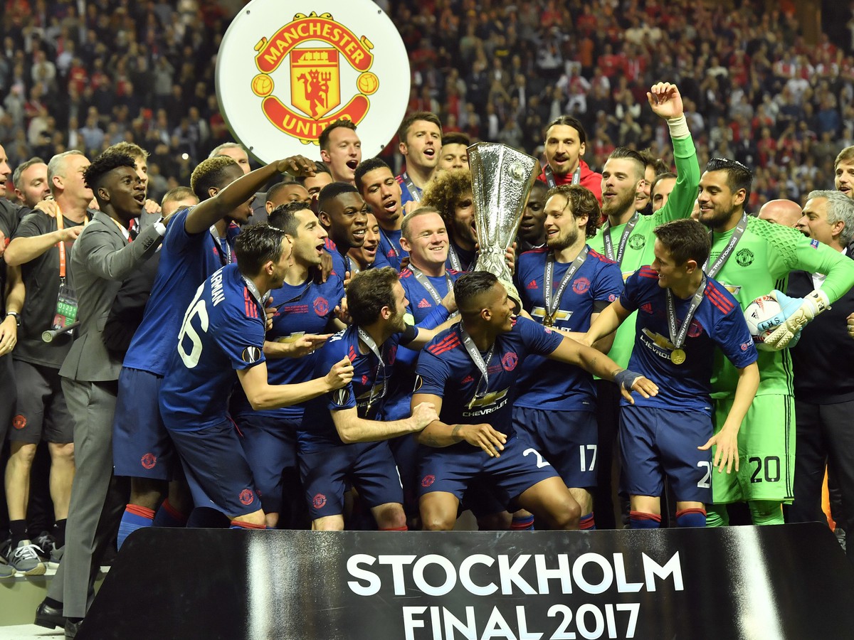 Hráči Manchestru oslavujú triumf v Európskej lige