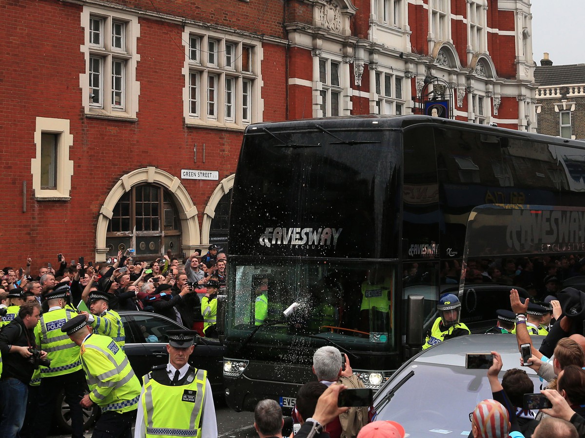 Fanúšikovia zaútočili na autobus s futbalistami Manchestru United