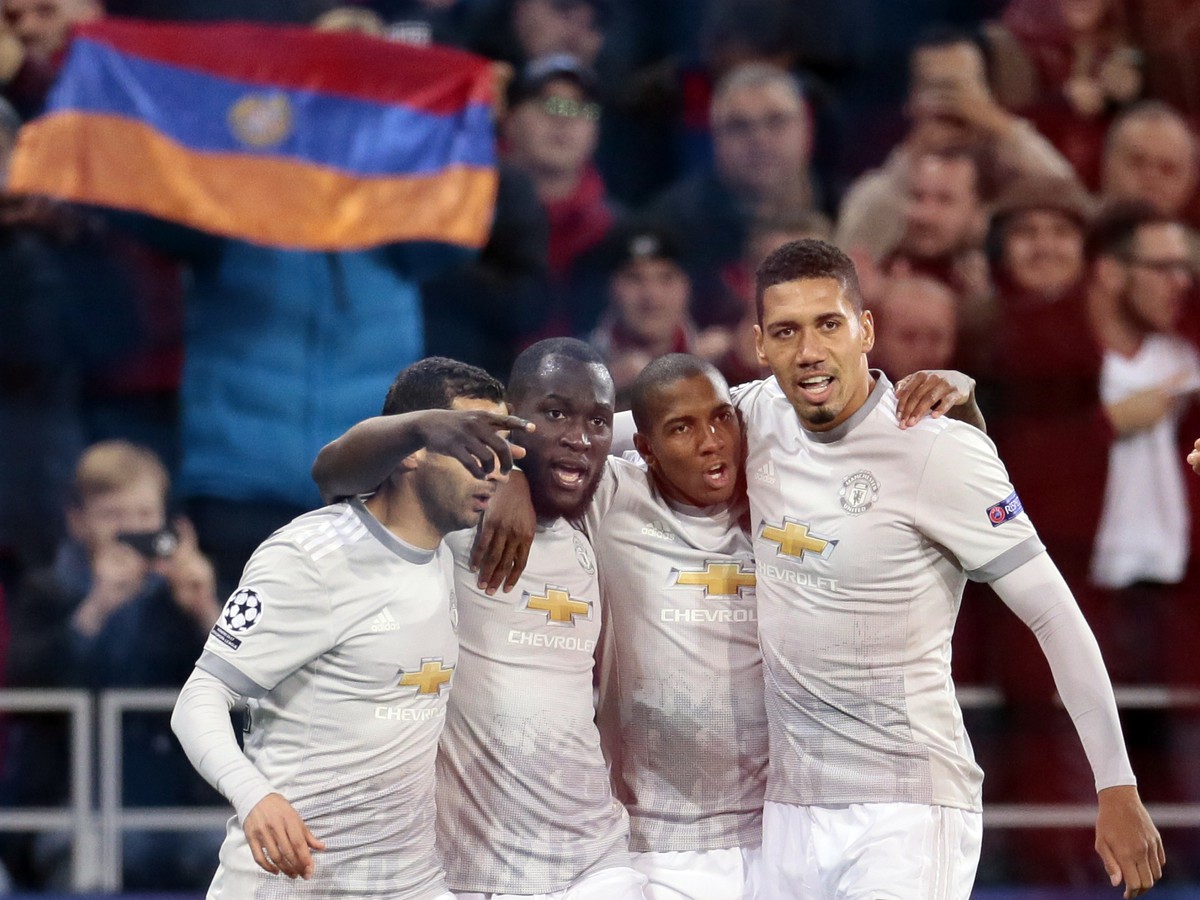 Hráči United oslavujú gól