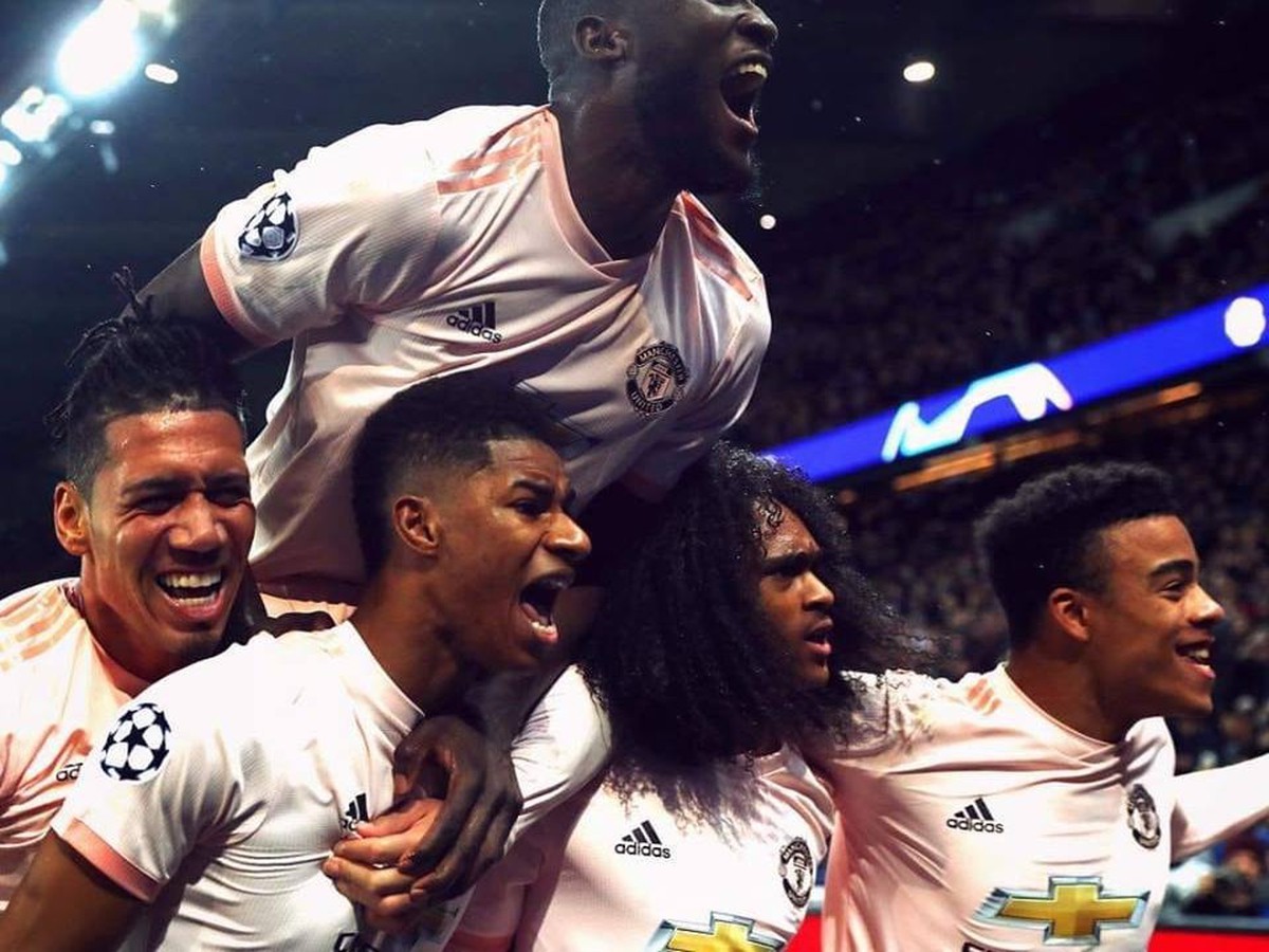 Hráči United oslavujú gól do siete PSG