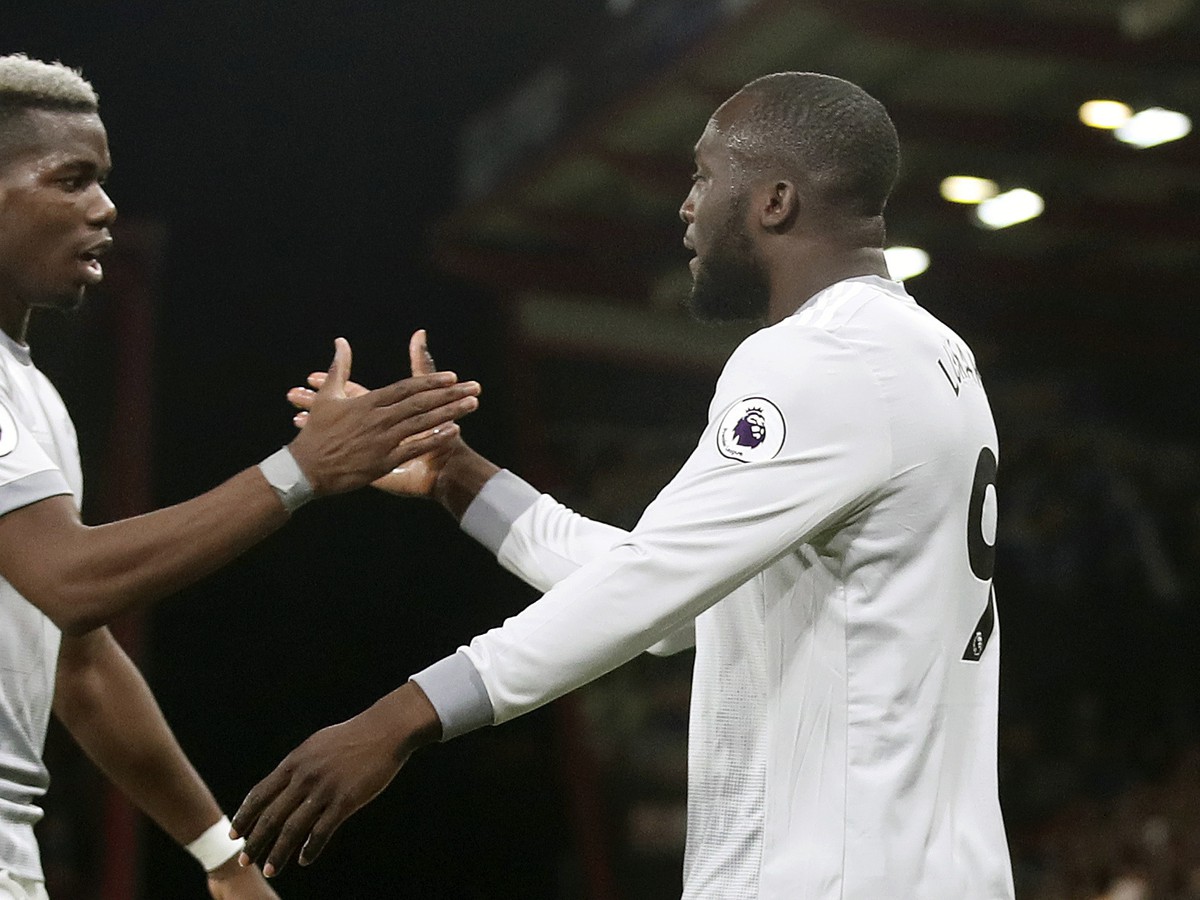 Romelu Lukaku a Paul Pogba oslavujú vedúci gól United