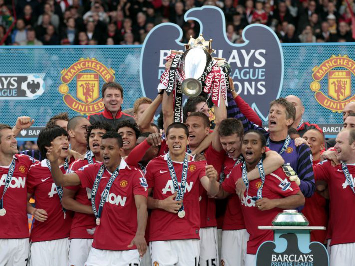 Manchester United dostal trofej za 19. majstrovský titul